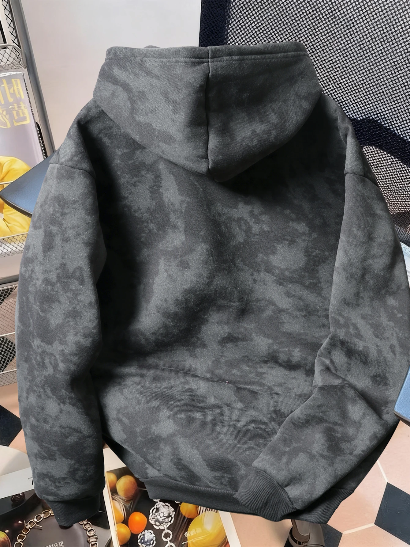 Unisex Vintage-Style Distressed Hoodie, in mehreren Farben erhältlich. – Detail 15