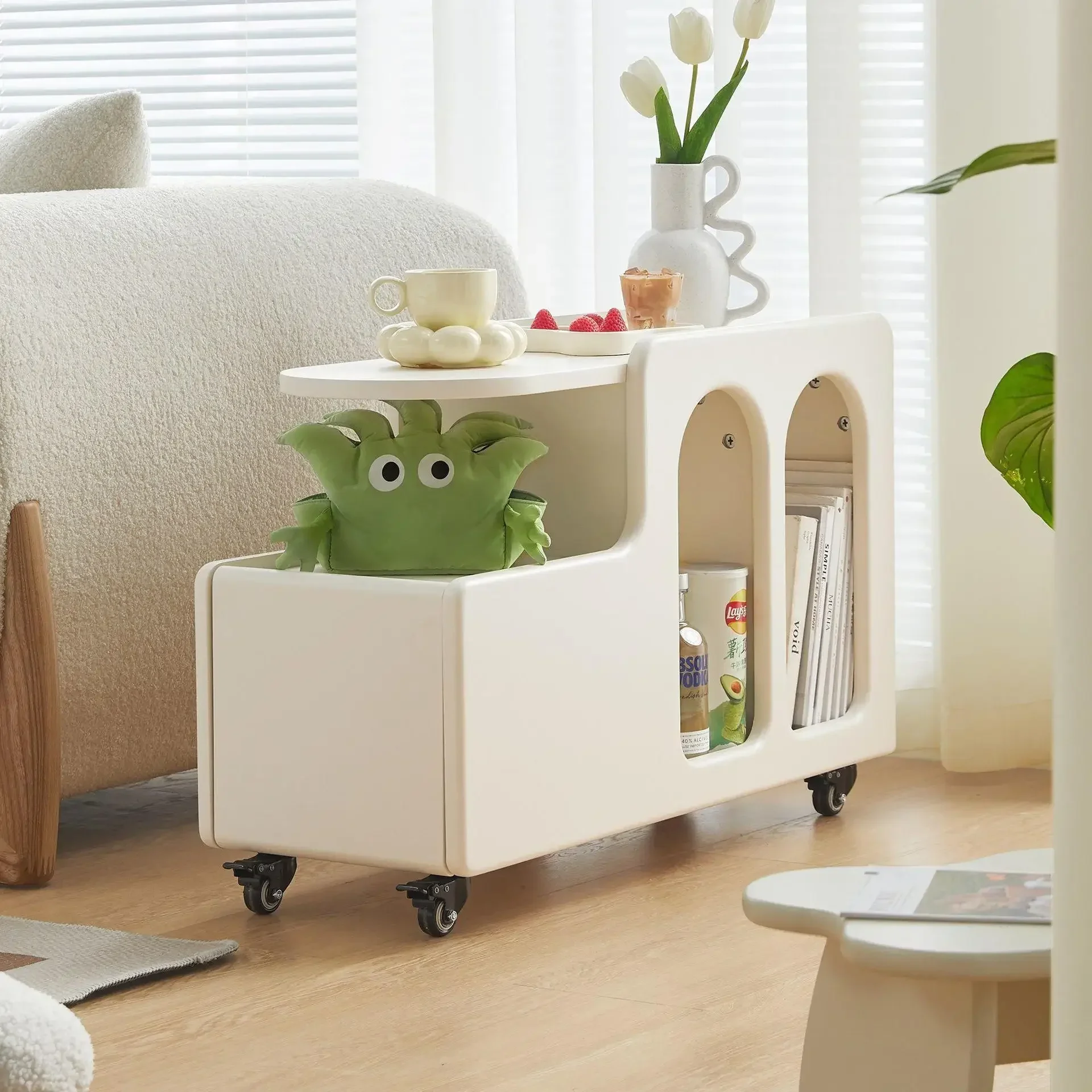 Carrito de mesa lateral móvil, mueble de estilo Crema para sofá, mesa de centro con estante de almacenamiento, armario lateral para dormitorio y