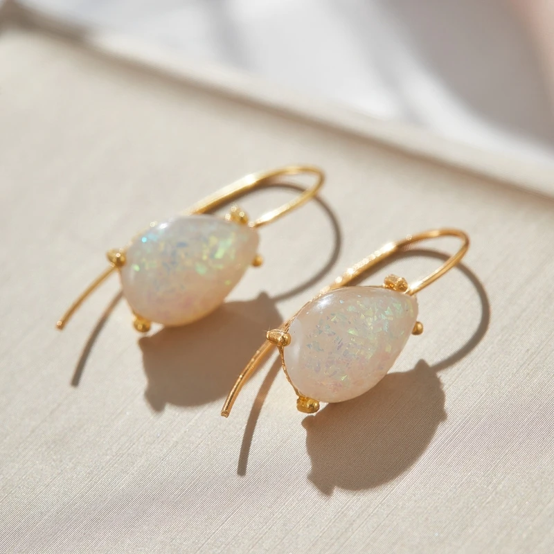 رائعة الكلاسيكية الإناث الأبيض النار أوبال حجر كلاسيكي الذهب اللون قطرة الماء أقراط لطيف استرخى بوهو مجوهرات للنساء