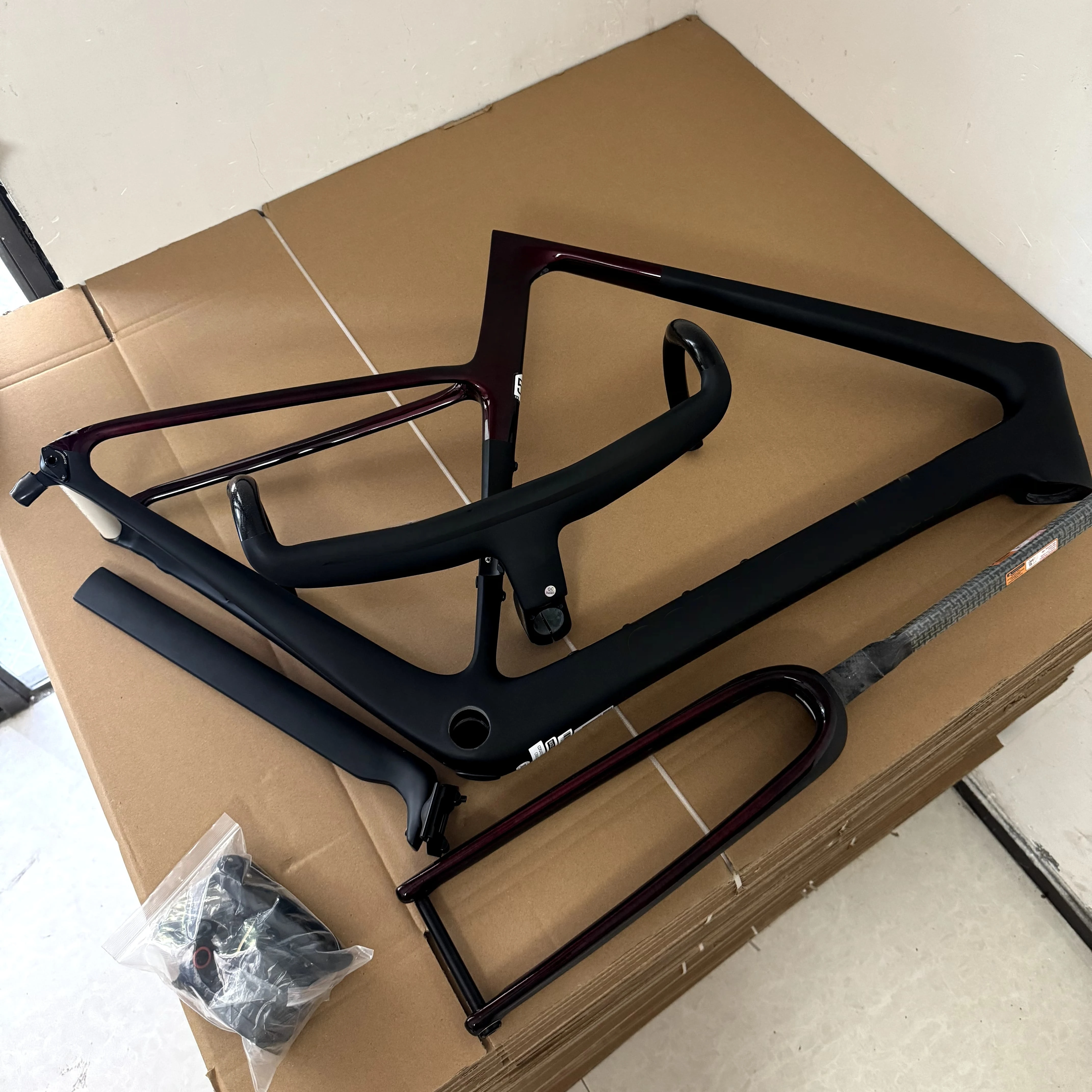 

Carbon Fiber Bicycle Frame B71 Custom Paint Thru-Axle Type 700C Disc Brake