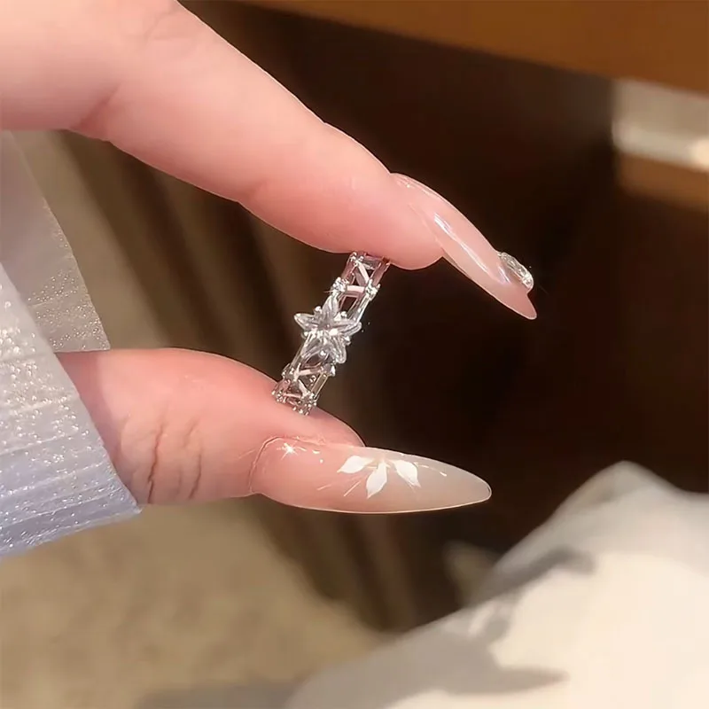 Fresh and luxurious diamond inlay small star ring with exquisite and unique high-end hollow out fashion rings for women jewelry