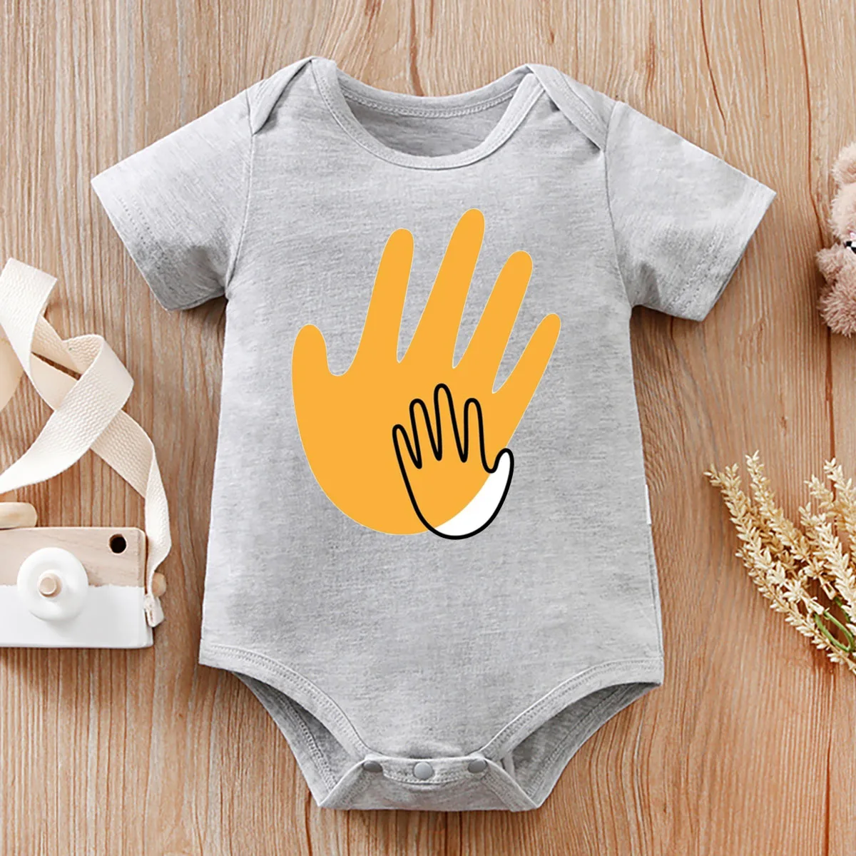 

IURNXB Baby Bodysuit Short Sleeve Infant Child Hand in Parent Hand Printed Romper Cute Newborn Outfit Cotton Kids Clothes 0-12M