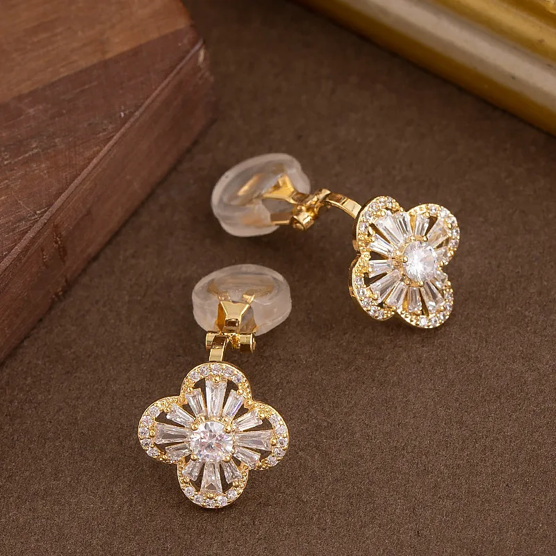 Stylish and sweet ultra-shiny zircon four-leaf clover ear clips without piercing, light luxury and exquisite commuter earrings