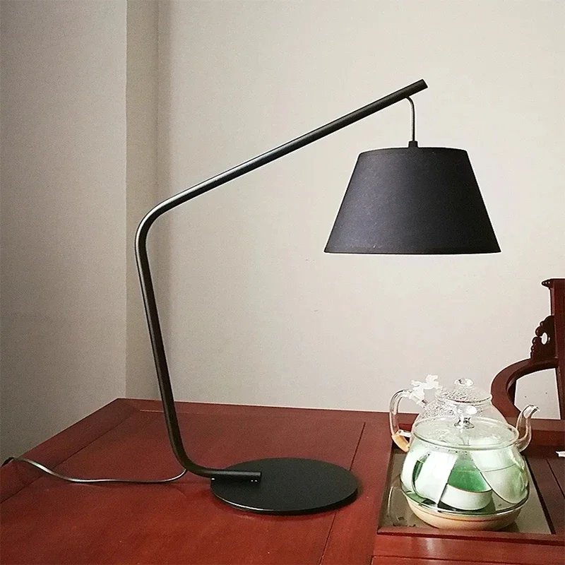 Lampu lantai LED Modern kamar tidur hitam, lampu dekorasi berdiri sudut Sofa ruang tamu