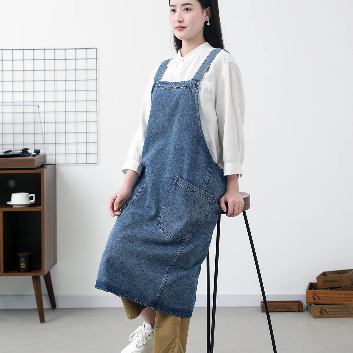 

100% cotton washed denim apron anti-stain suitable household use multiple scenarios cross-back straps unisex work apron
