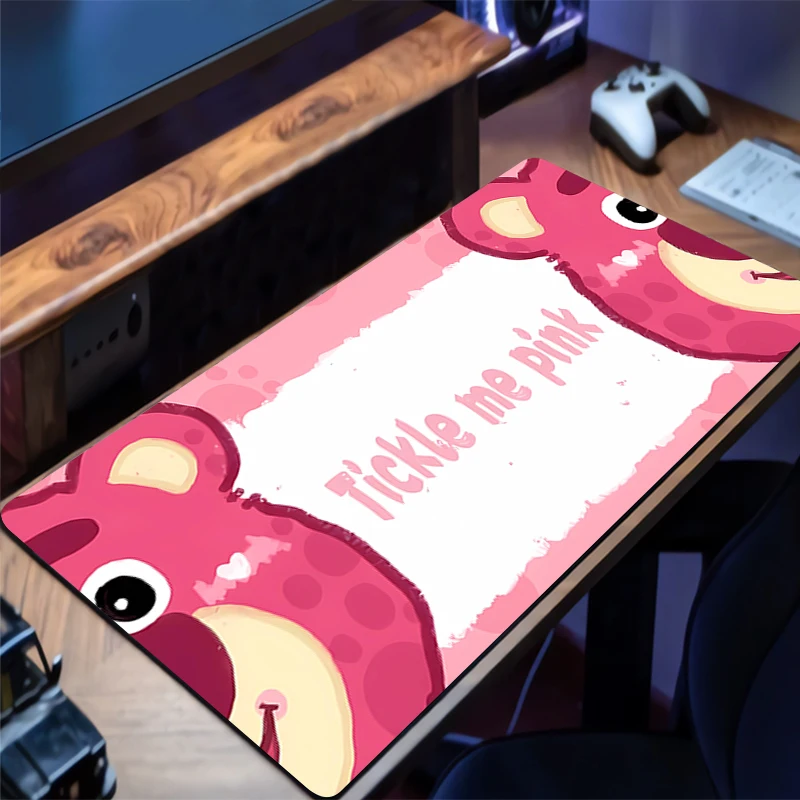 แผ่นรองเมาส์ดิสนีย์ภาพยนตร์สตรอเบอร์รี่แบร์หลายขนาดแผ่นรองคีย์บอร์ดสำหรับเกมเมอร์แผ่นรองเมาส์แบบขยายสำหรับสำนักงานพีซีแผ่นรองเมาส์สำหรับเล่นเกม