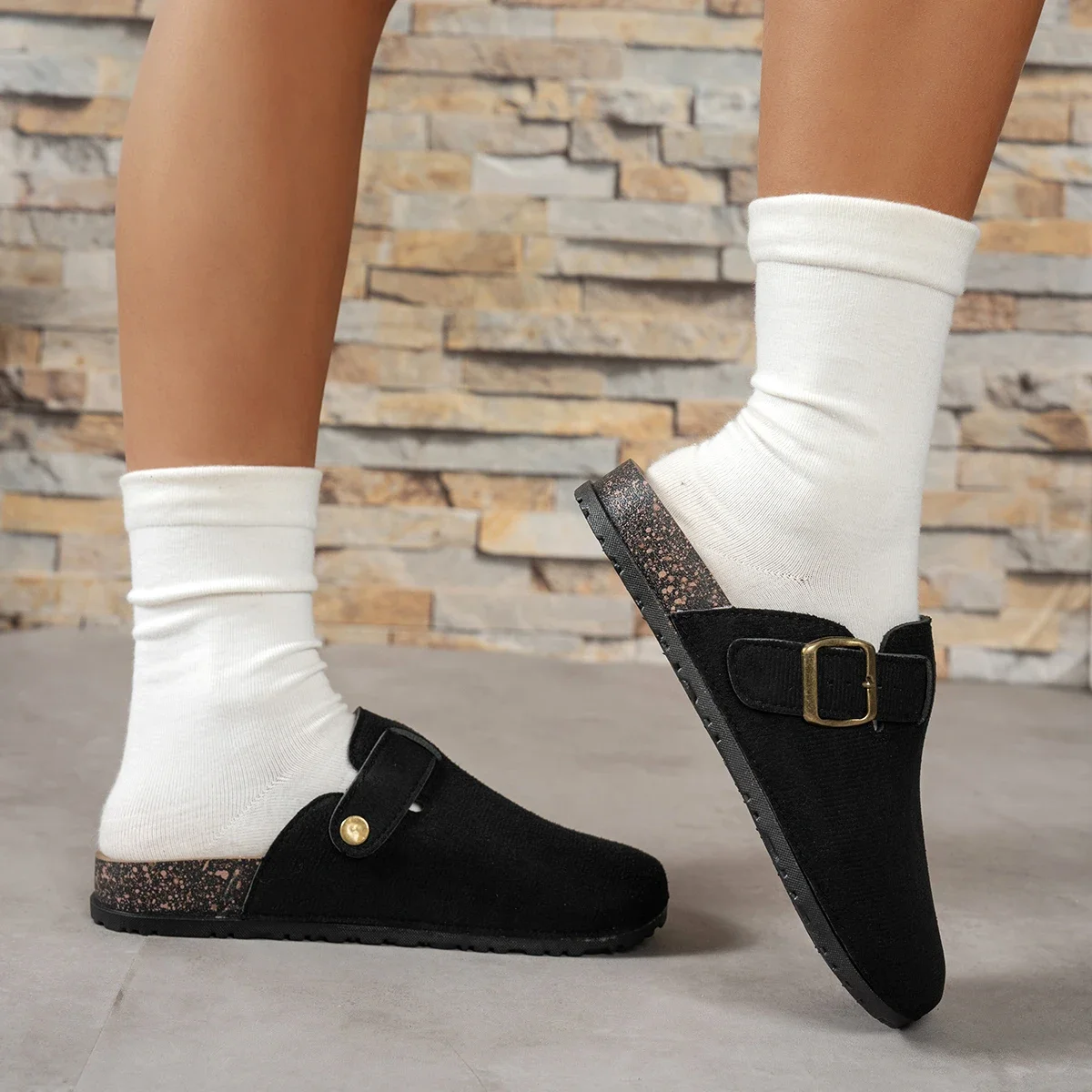 Damen Wildleder Clog Mule Pantoletten mit Verstellbarer Schnalle, Geschlossener Zehenpartie, Rückenfreie Flache Schuhe für Innen und Außen, Freizeit-Schuhe – Detail 3