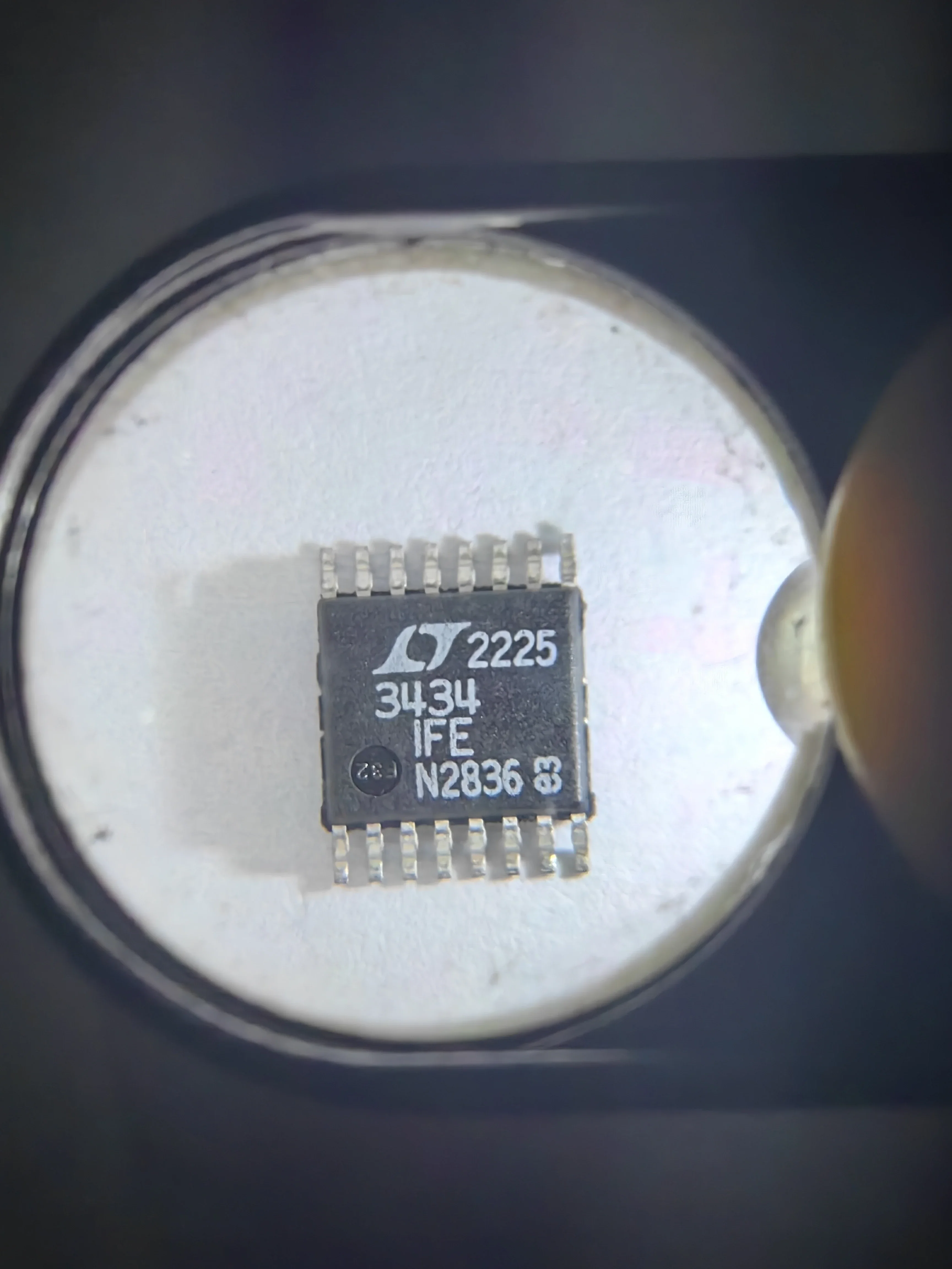 LT3434EFE LT3434IFE LT3434 - High Voltage 3A, 200kHz Step-Down Switching Regulator with 100µA Quiescent Current