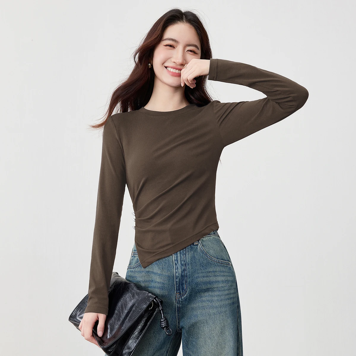 

SENTUBILA Woman Knitted T-shirts Casual 2025 Autumn Round Neck Slim Fit Tops Ladies Contrast Color Button Female Tees 153TA2685