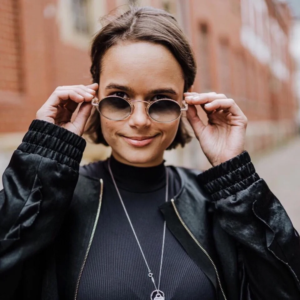 gafas-de-sol-ovaladas-de-titanio-para-hombre-estilo-urbano-retro-casual-con-patron-tallado-gafas-de-sol-de-lujo-para-mujer-proteccion-uv400