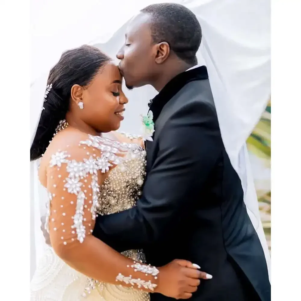 Suknia ślubna z okrągłym dekoltem, zdobiona błyszczącymi perłami i cekinami, z długimi rękawami, plus size, Aso Ebi, suknie ślubne na zamówienie.