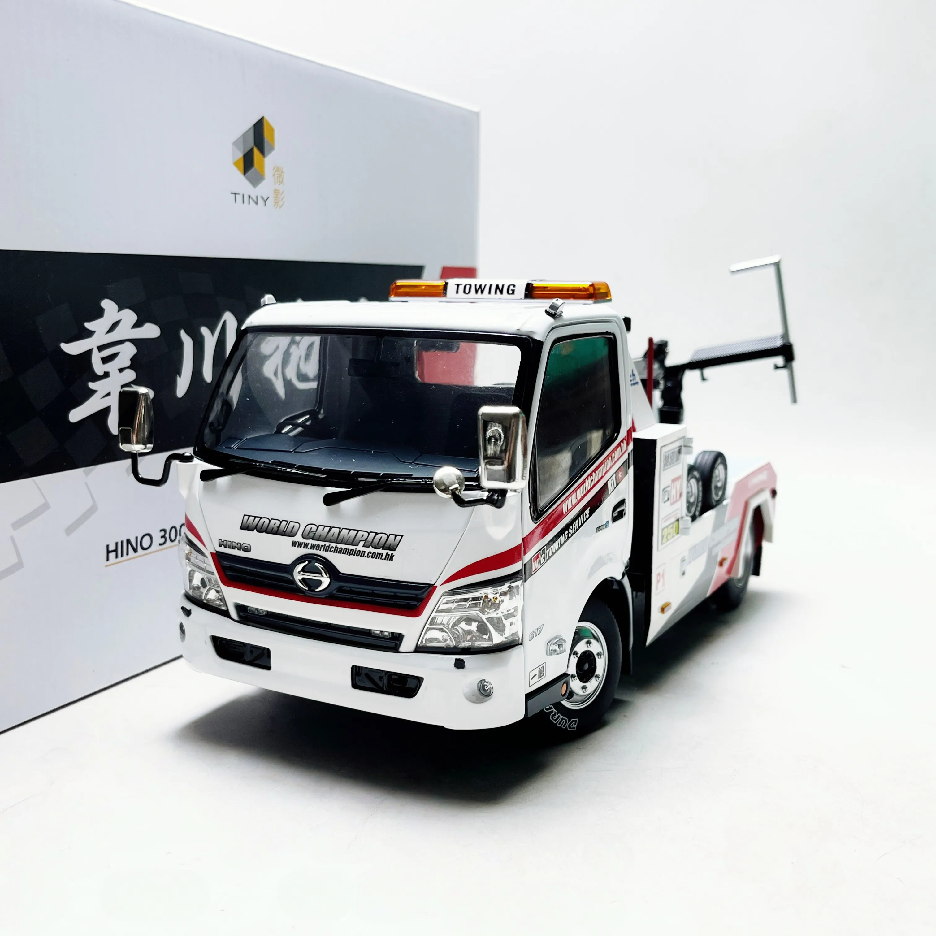 

Diecast Tiny 1/18 Scale HINO 300 Hong Kong Weichuan Trailer Road Clearing Car Alloy Car Model