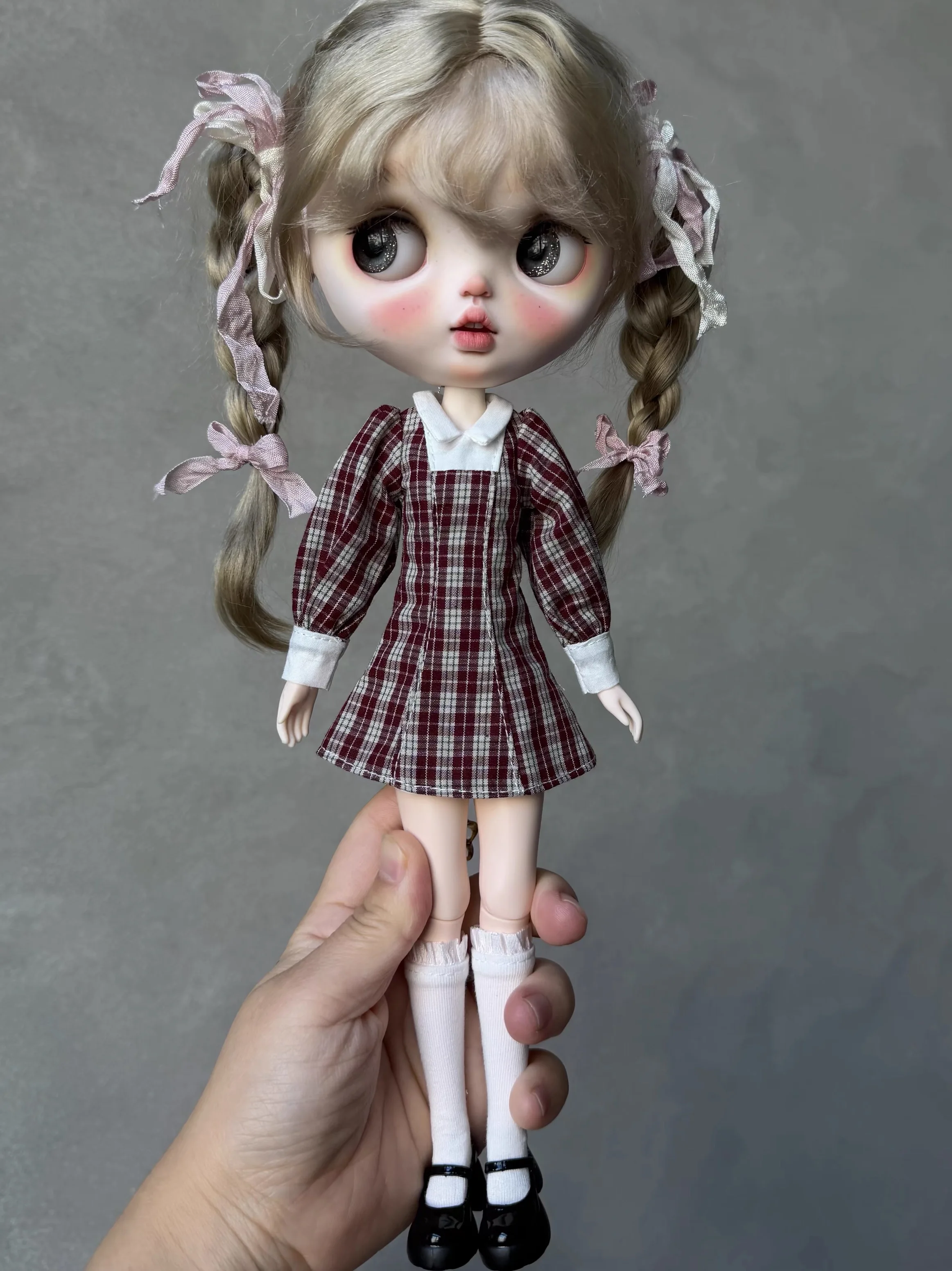 ชุดเดรสลายสก็อตสีแดงสไตล์เรโทร แขนยาว สำหรับตุ๊กตาบลายธ์ 30 ซม. 19 ข้อต่อ  ชุดเดรสสำหรับตุ๊กตาบลายธ์และอะโซน