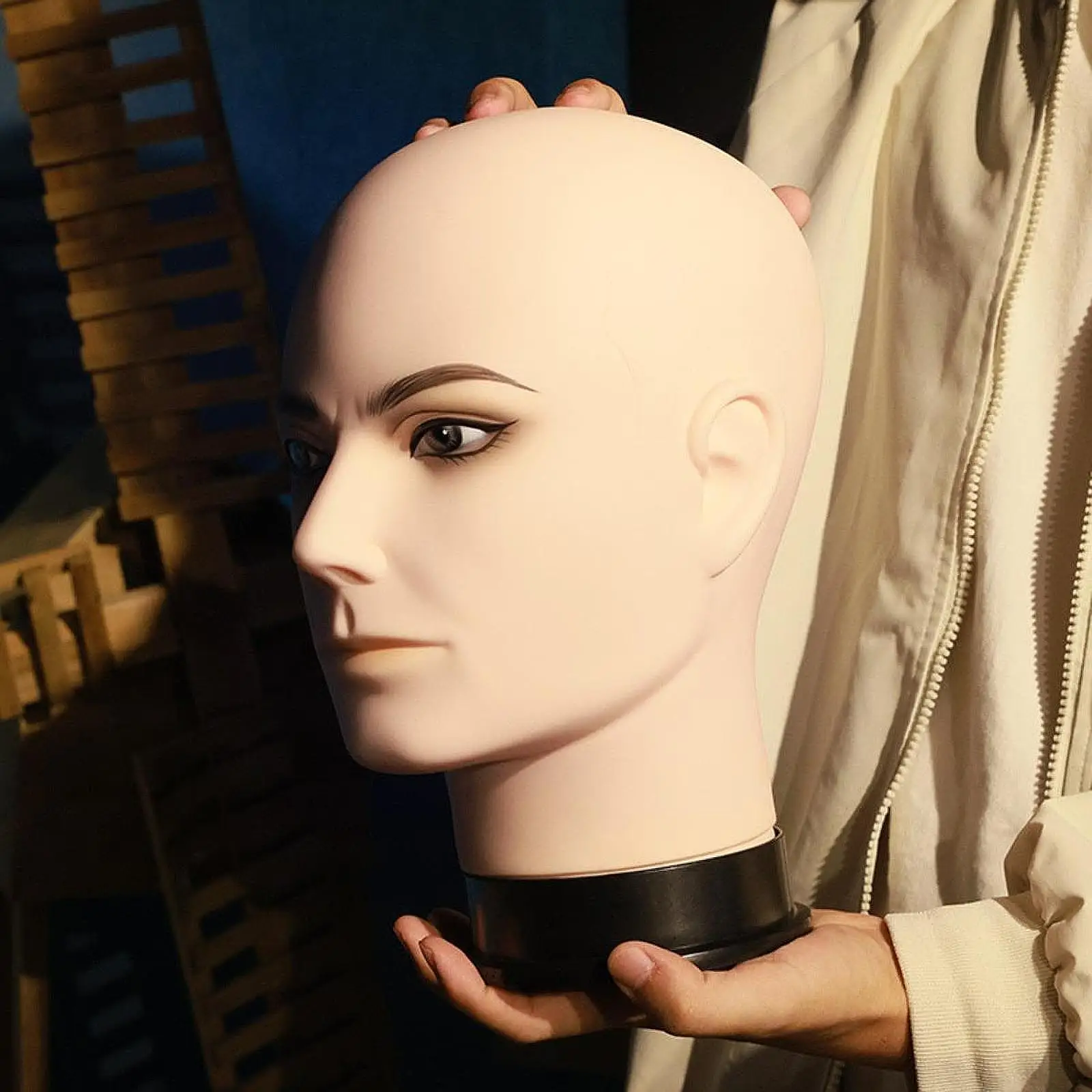 

Male Mannequin Head Wig Holder Smooth Surface Portable Multifunctional Manikin