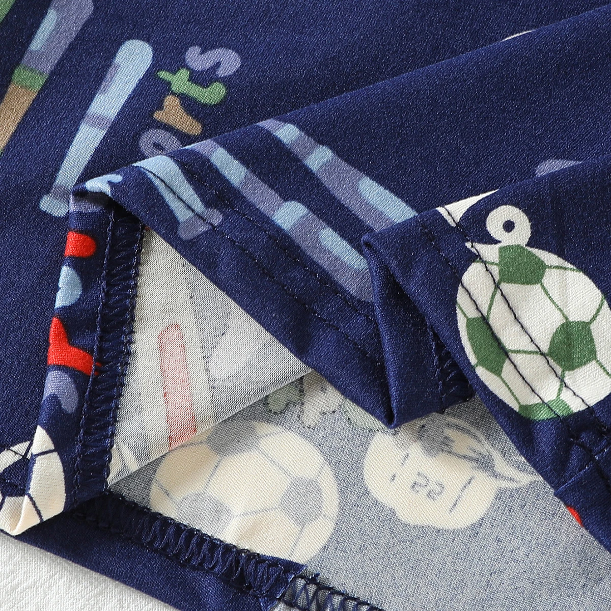3-teiliges, bequemes Set mit niedlichem Fußball-Print für Kinder, Rundhals-Kurzarm-Top für Jungen und Mädchen, Shorts mit elastischem Bund – Detail 6