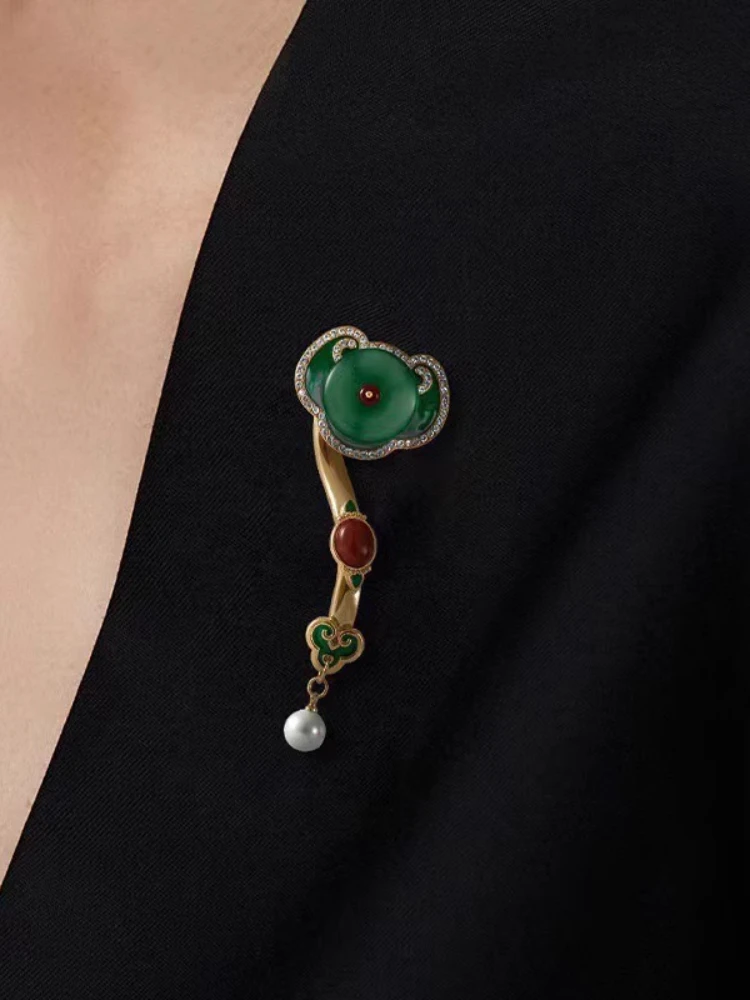 Neue chinesische verheißungsvolle Jade-Perlenbrosche aus Kupferlegierung, Nischendesign, Mantelnadel