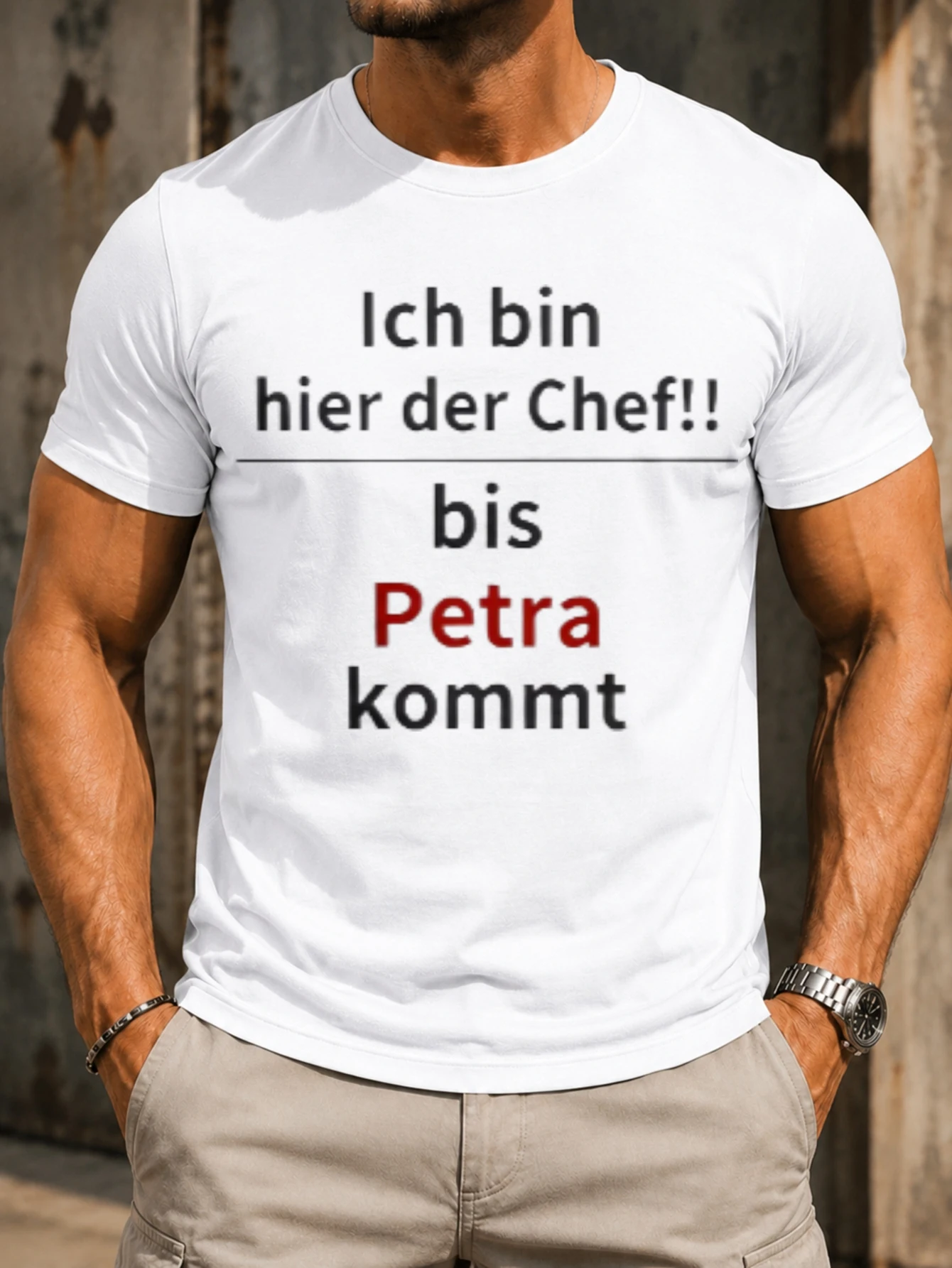 Je suis ici, je suis le patron, même si Petra arrive - Citation allemande audacieuse - Texte humoristique rouge - Style minimaliste rétro - T-shirt unisexe
