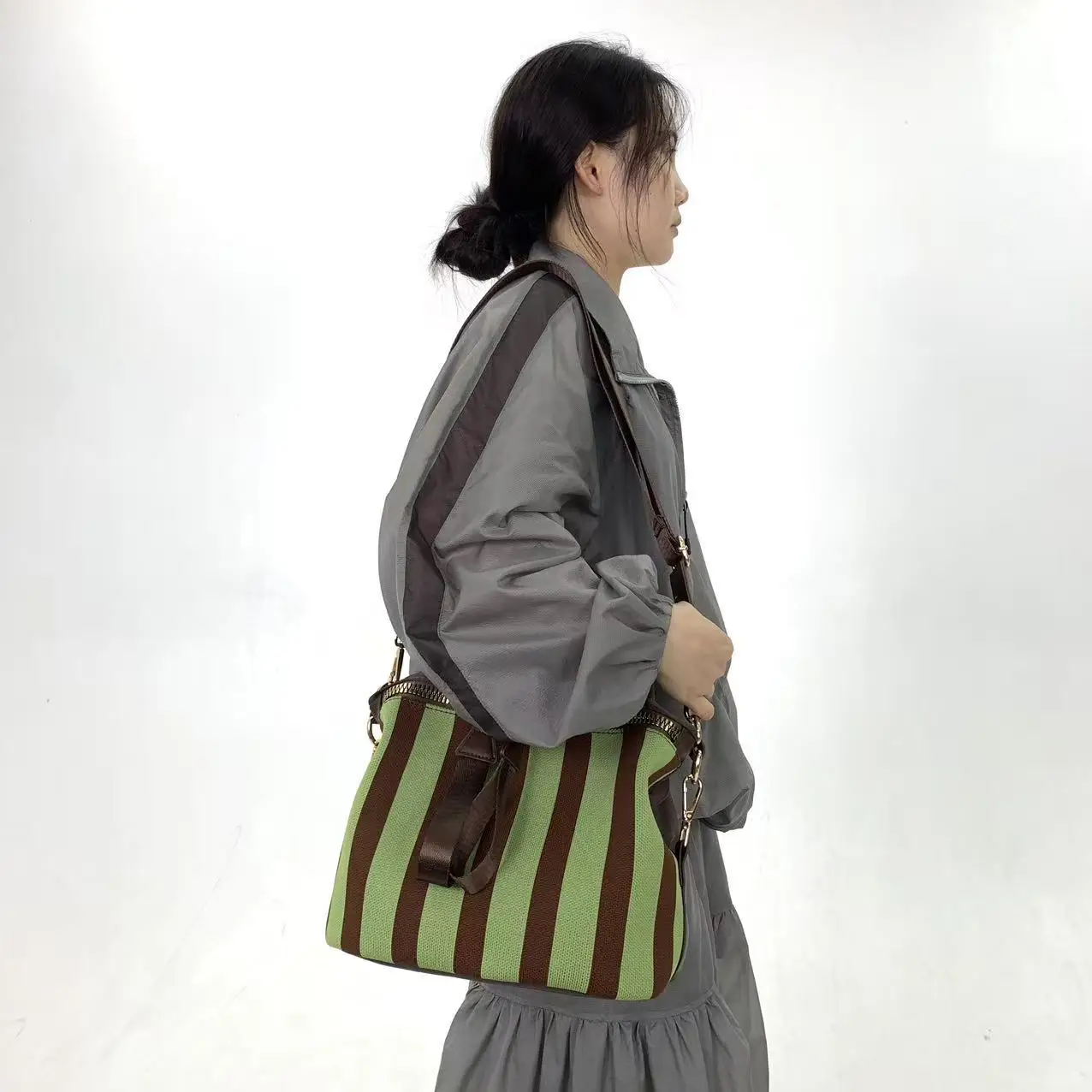 Modische gesteppte Mesh-Schultertasche für Damen mit Streifenmuster, einfache und vielseitige lässige Umhängetasche. – Detail 10