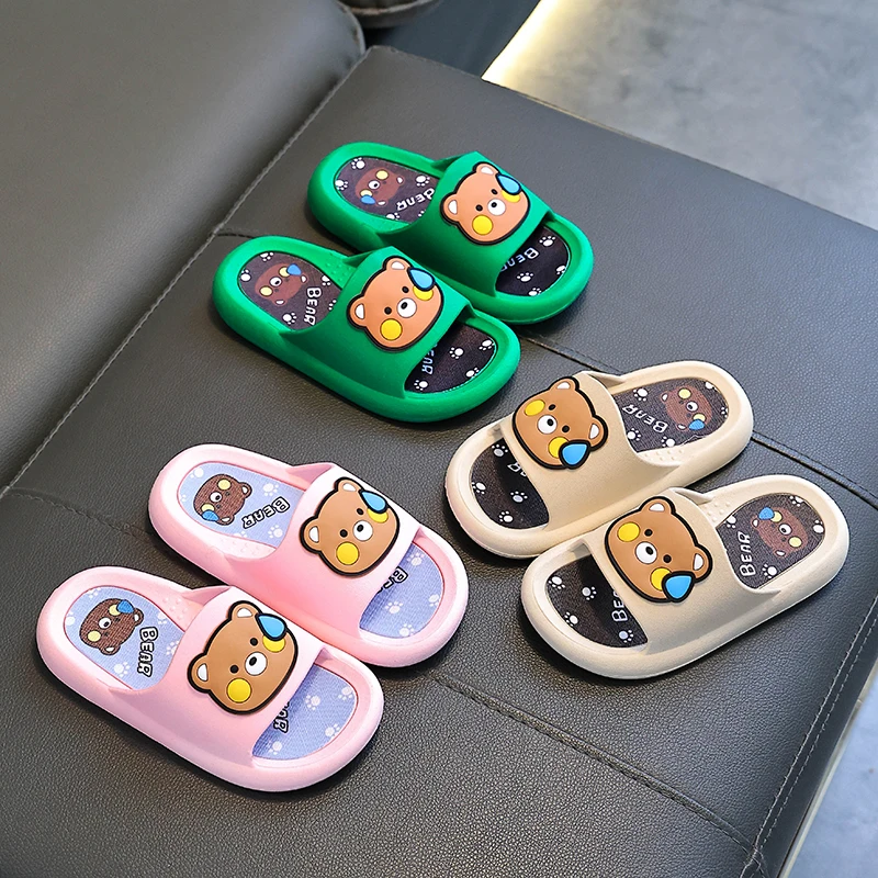 

A pair of children's teddy bear summer slippers, cute cartoon animal-shaped slippers for boy, children's non-slip slippers