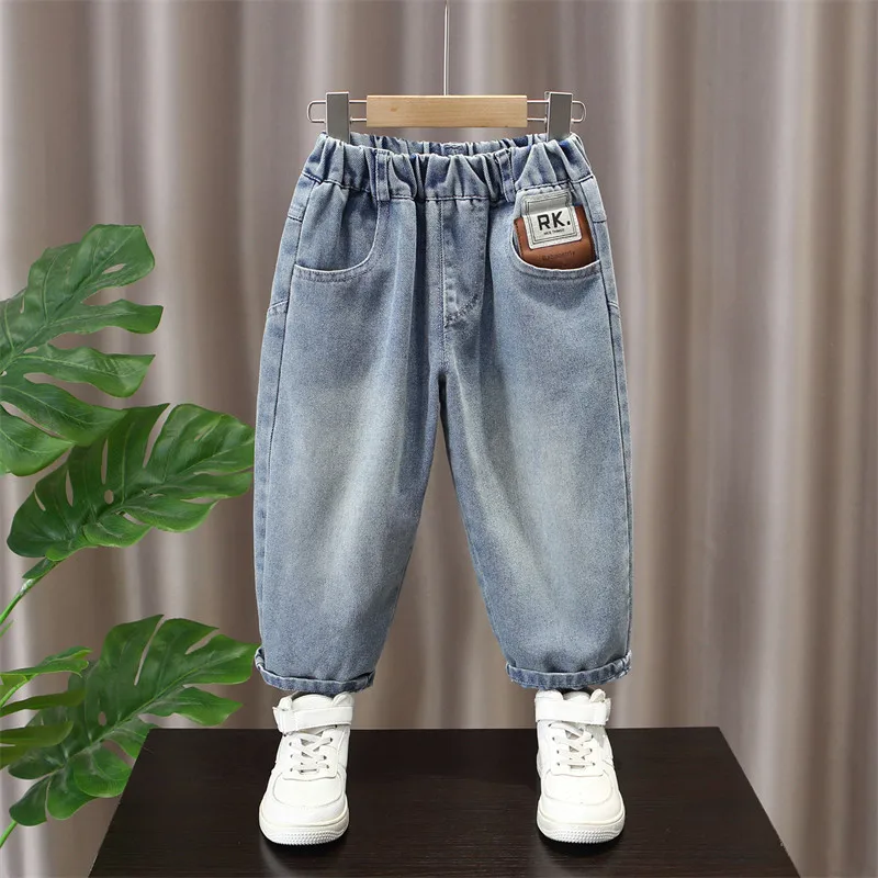 

Модные джинсы для мальчиков с вышитыми буквами, прямые брюки, весенне-осенняя одежда, детские прямые брюки, модные детские штаны.