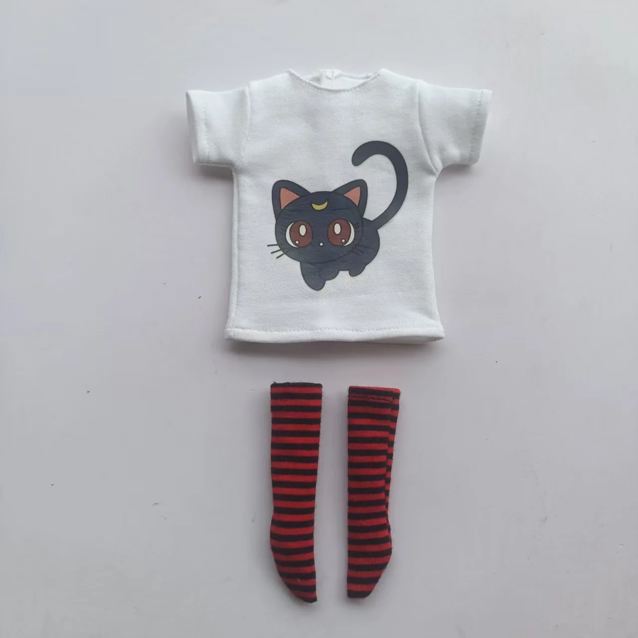 Handgefertigte OB24 1/6 Puppenkleidung, Cartoon-Print Kurzarm-T-Shirt + gestreifte Socken, kann als Zubehör für 1/6 Puppen verwendet werden. – Detail 12