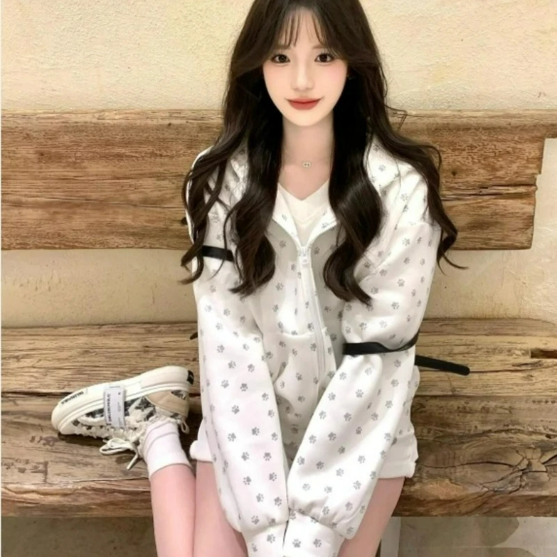 

2026, весна-осень, новый стиль, модная повседневная свободная верхняя одежда с милым принтом, топ, американская толстовка с капюшоном на молнии и ушами собачьей лапы