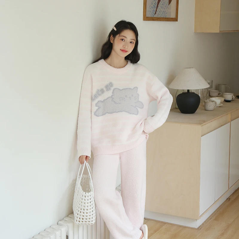 بيجامة سميكة بخطوط قطط ناعمة على الطراز الكوري للخريف والشتاء