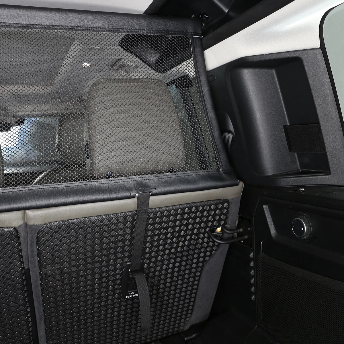 

metyoucar For Land Rover Defender 110 20-2025 Car Trunk Safety Isolation Protective Netting Pet Fence Netting Car Accessories