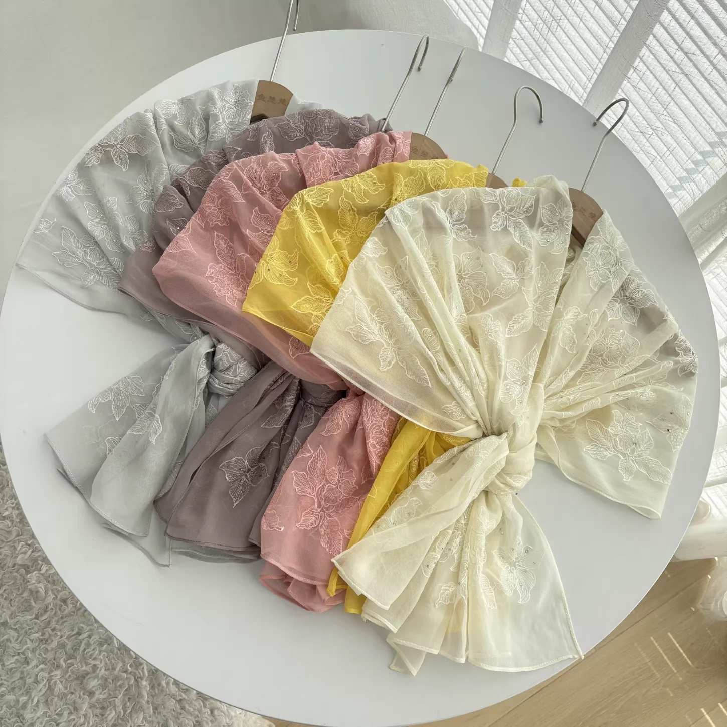 

100% Silk Womens Headscarves Luxury Brand Yellow Beige Gray White Beige Pink Khaki Embroider Neck Scarves
