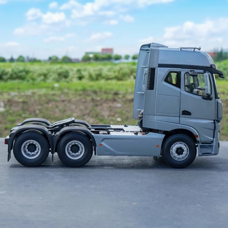 Diecast 1:24 Scale Jianghuai K7 Tractor 6*4 Tractor Model Truck Alloy Car Model Classic Collection Boy Gift Toy Static Display