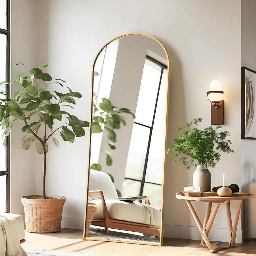 Gewölbter Ganzkörperspiegel aus goldenem Aluminium mit Ständer, freistehend oder an der Wand montierbar