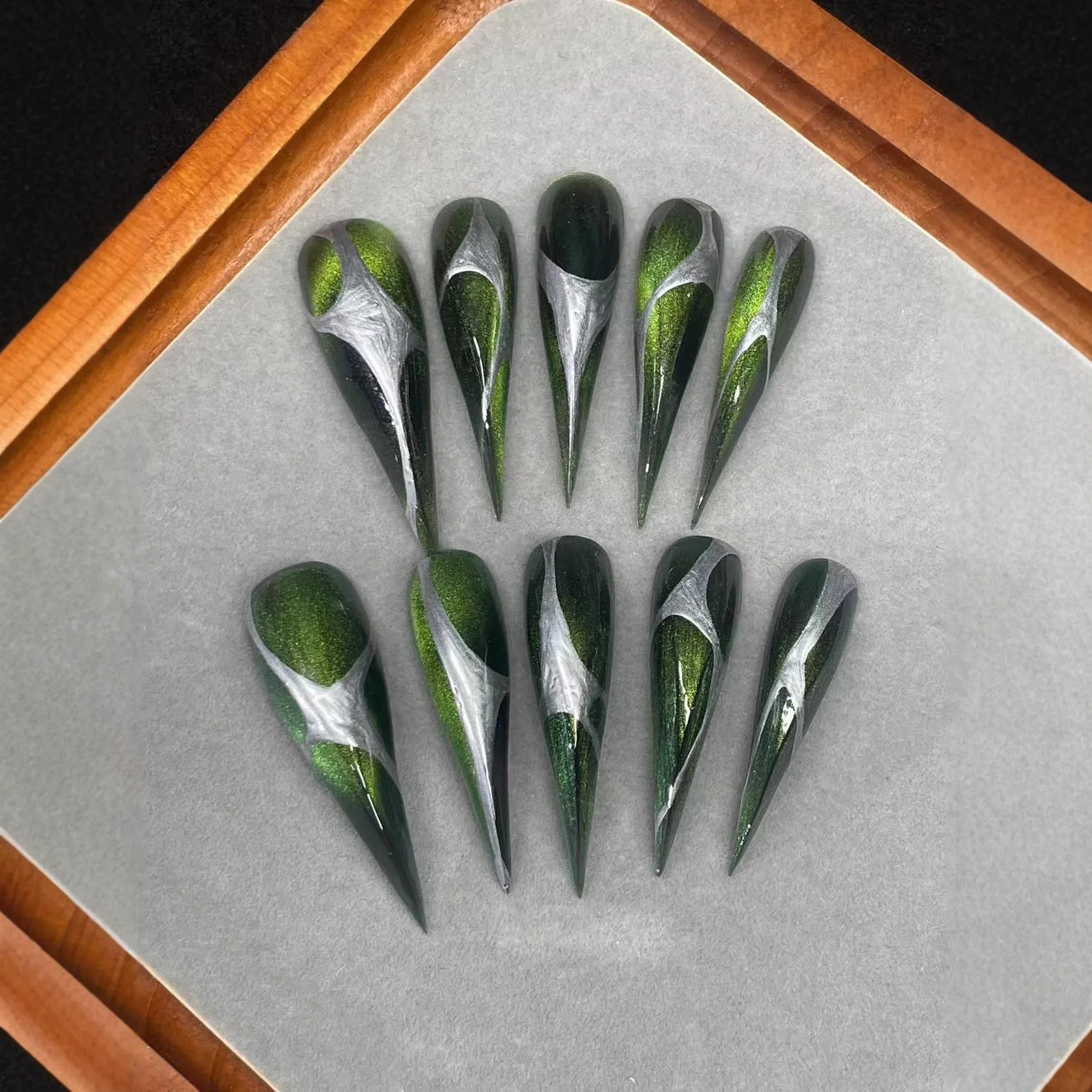 10PCS Green Cat Eye Stiletto Press On Nails, Hand Drawn Silver Irregular Line Gloss Long Point False Nail Tips