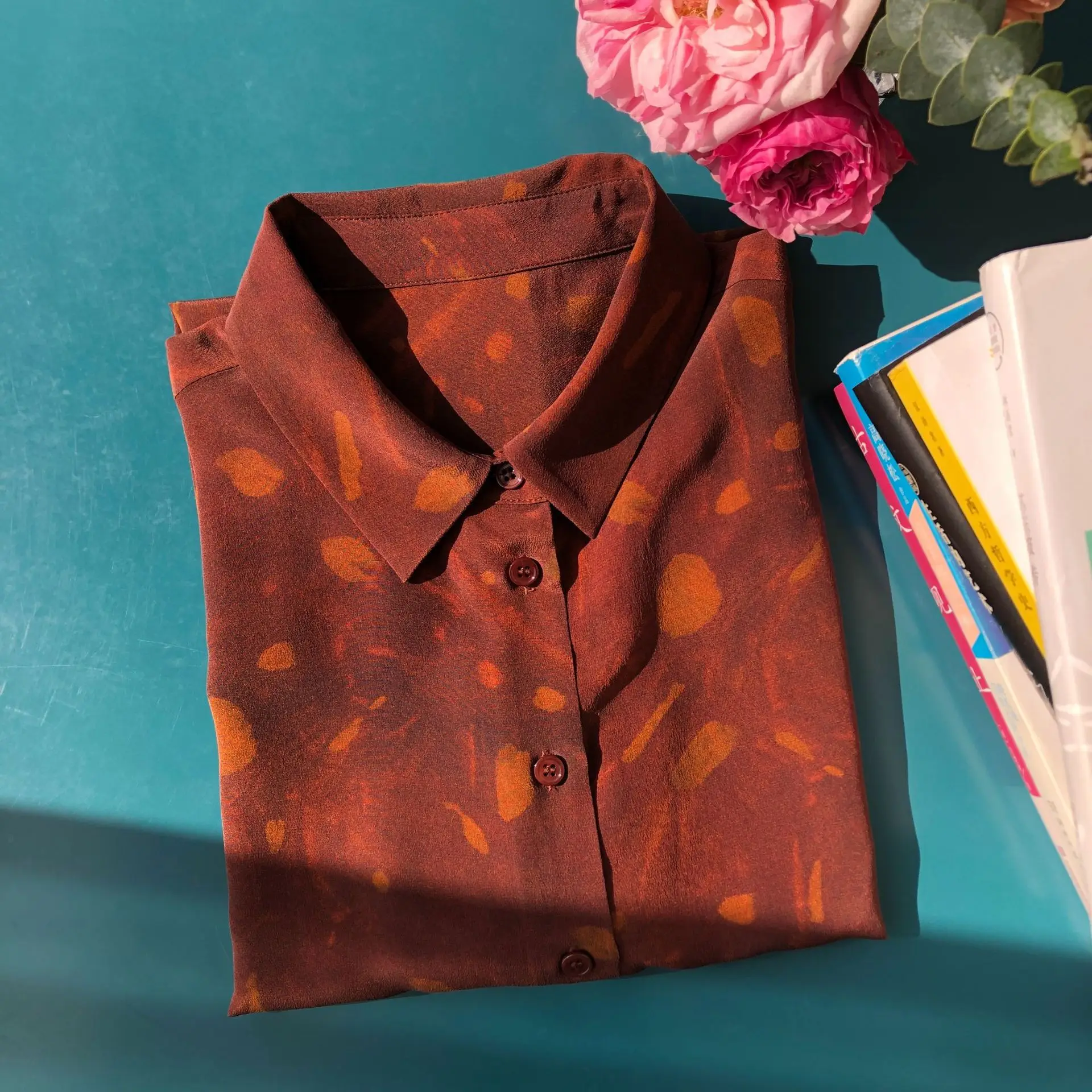 

Birchleaf Pear Brown Silk Warm Milk Coffee Poetic Print Sand-washed Silk Lapel Long-sleeved Shirt