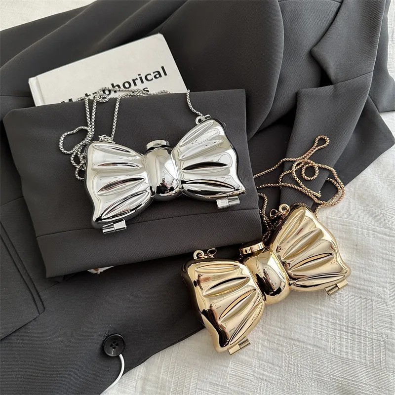 حقيبة يد صغيرة معدنية عصرية فاخرة مع مشبك على شكل فيونكة، تصميم فيونكة أكريليك مرحة مع حقيبة كروس بسلسلة على الطراز الأوروبي اللامع