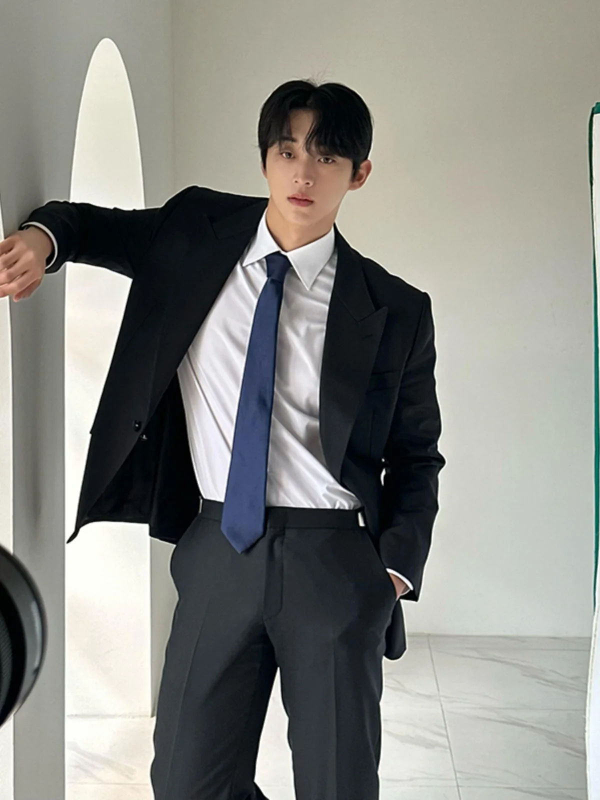 

Мужской приталенный черный свадебный пиджак в корейском стиле, молодежный, энергичный, с круглым подолом, двойным разрезом, прямым кроем, из полиэфирного волокна