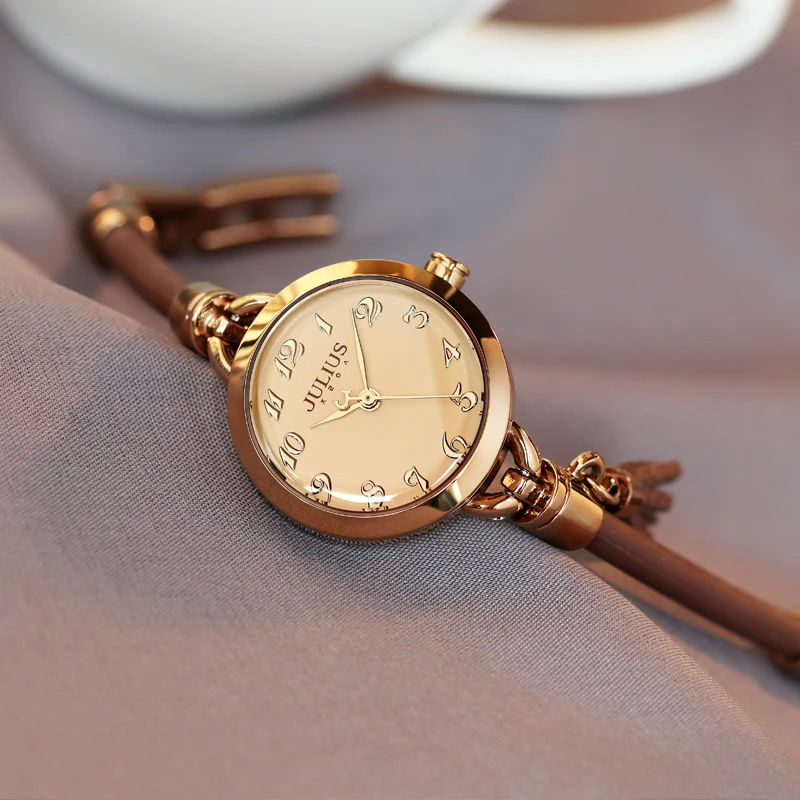 ساعة نسائية على الطراز الكوري بحزام رفيع وحزام جلدي رقيق وشرابة على الطراز القديم. ساعة وإكسسوار للنساء.