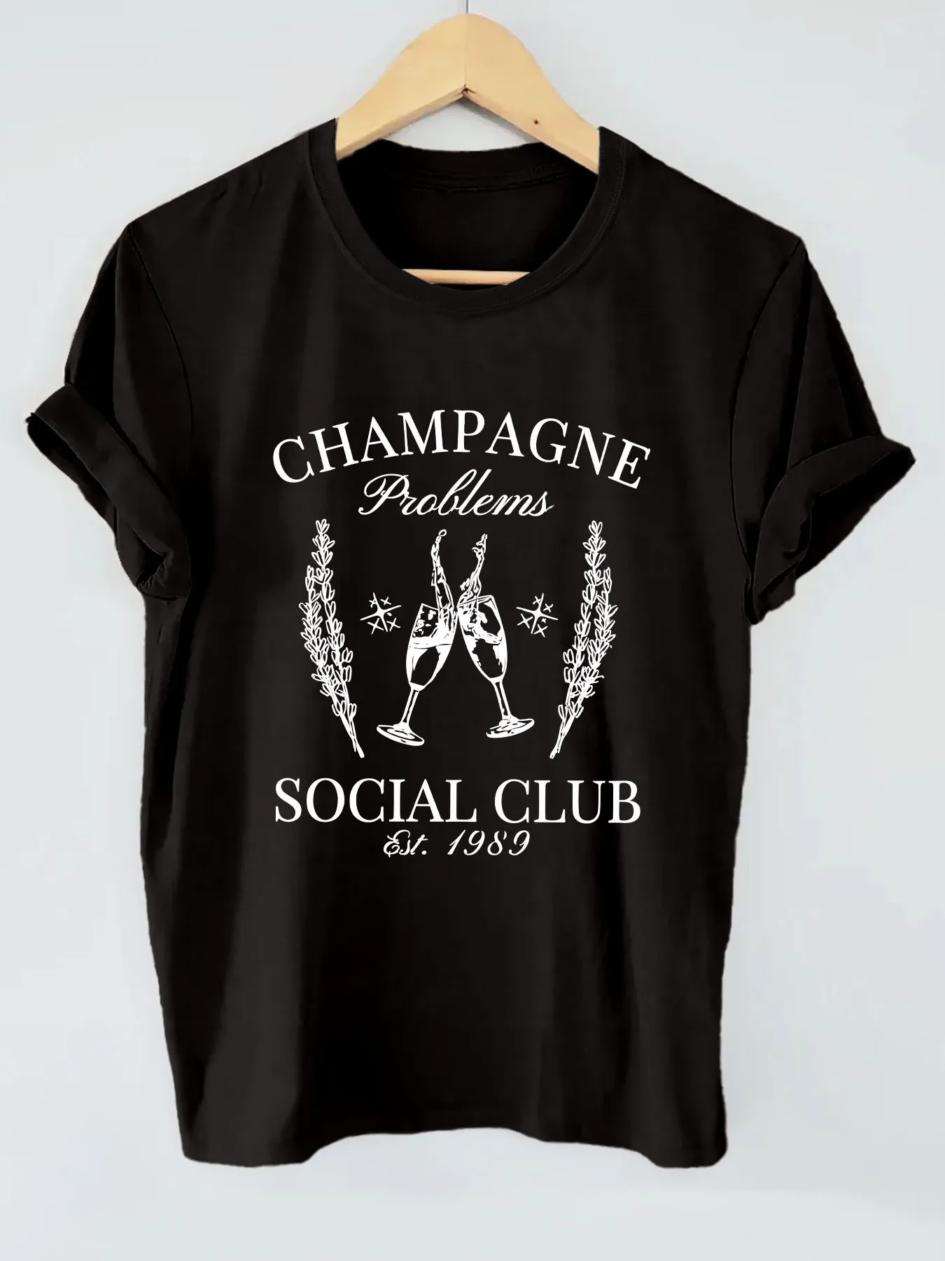 

Женская винтажная футболка с рисунком Social Club 1935 года — проблемы с шампанским и цветочным принтом очков для шампанского, оливково-зеленые шорты