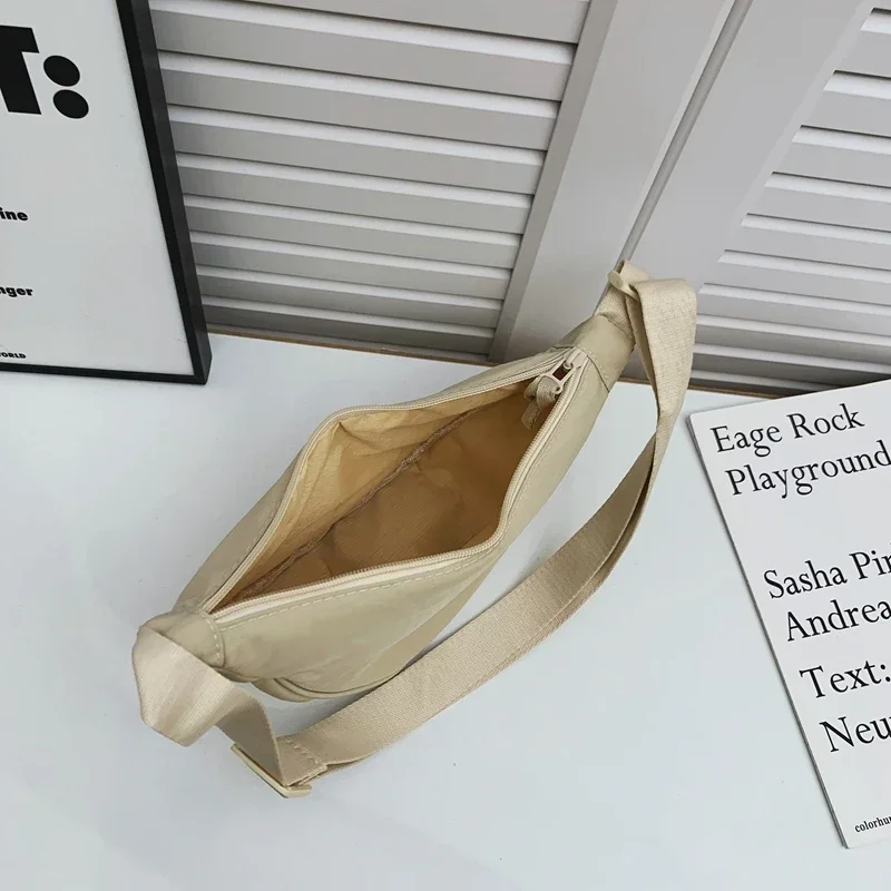 Große Nylon-Umhängetasche für Damen, lässige, einfarbige Schultertasche für Reisen und Pendeln, schlichtes Design. – Detail 9