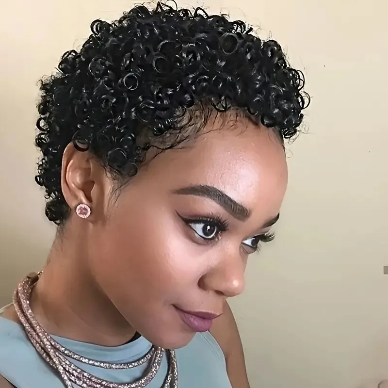 Wig Pixie Cut Pendek Berlapis Keriting Buatan Mesin Penuh Dengan Poni Warna Hitam Alami untuk Penggunaan Sehari-hari