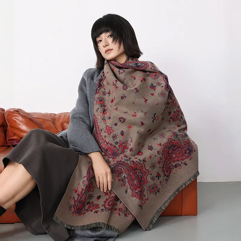 

Autumn and winter fashion paisley print elegant shawl for women, chic and luxurious outerwear warm scarf wrap