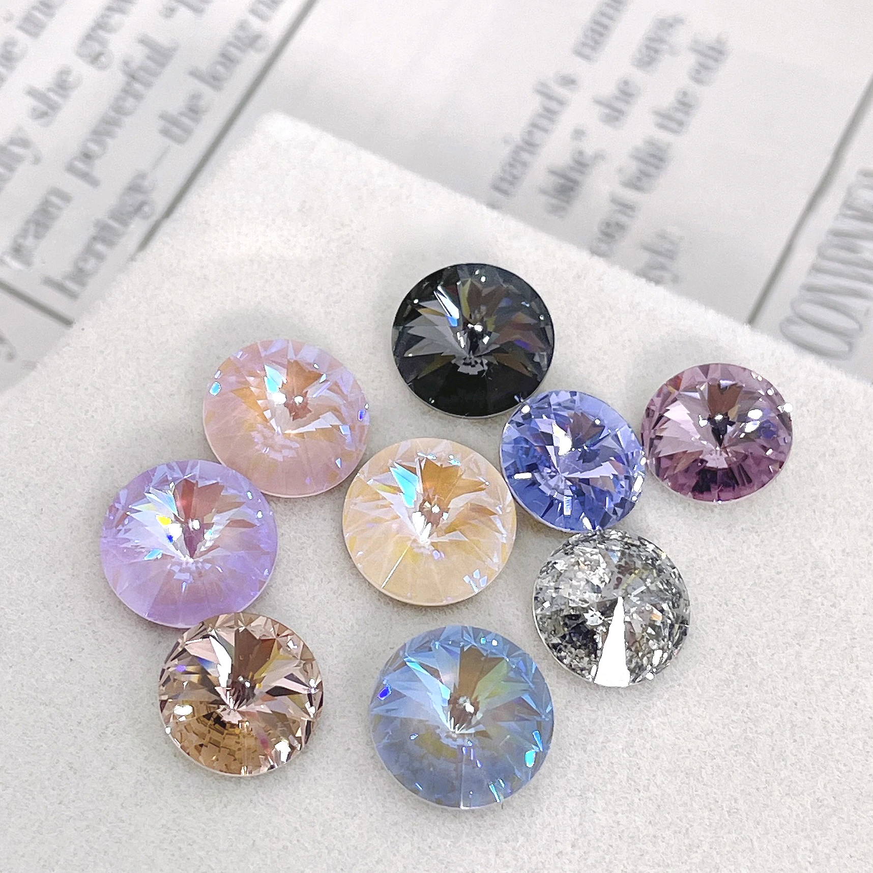 Kryształki Rivoli K9, okrągłe, szpiczaste kamienie diamentowe, kolorowe koraliki, kryształki do rękodzieła, zdobienia paznokci, ubrań i biżuterii.