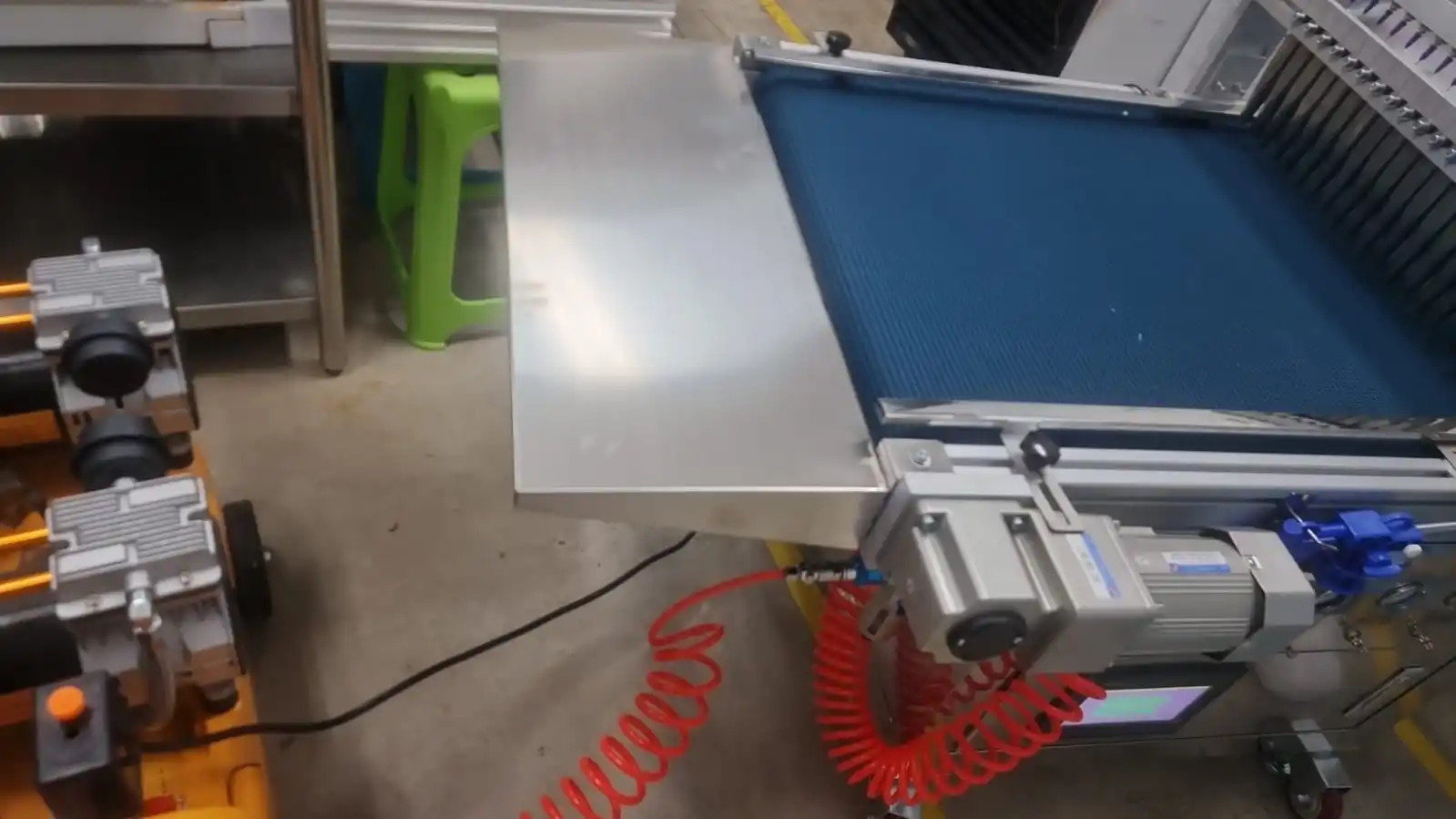 Suction Seeder with Pneumatic and Electric Control for High-Speed Precision Seeding of Vegetable and Flower Seed Trays