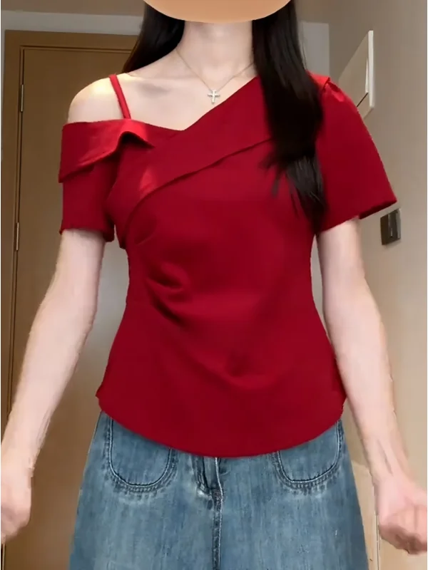 Czerwony top plus size z asymetrycznym dekoltem, koronką, odkrytymi ramionami, podkreślający talię i wyszczuplający.