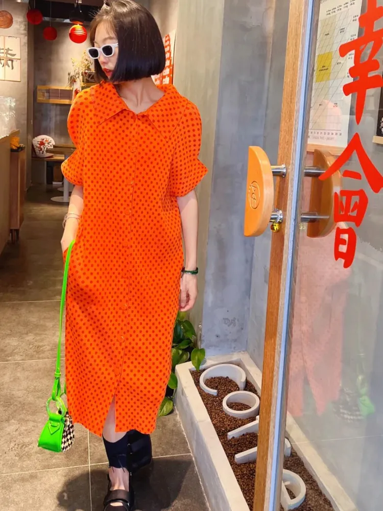 Orangefarbenes Plissee-Kleid mit Polka-Dot-Muster, Hemdkragen, kurzen Ärmeln, lockerer Passform, Midi-Länge, weicher Stoff, lässige Mode, Alltagskleidung, 2025, trendig, schick – Detail 7
