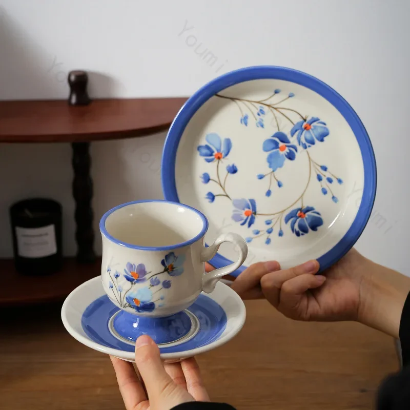 Tazze da caffè in ceramica con fiori dipinti a mano creativi Set da tè pomeridiano in stile francese retrò piatti per panini per la colazione a casa tazza di latte