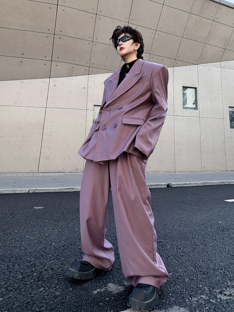 

Мужской повседневный костюм-двойка: двубортный пиджак с широкими плечами и свободные брюки с драпировкой, однотонный, из гладкой ткани.