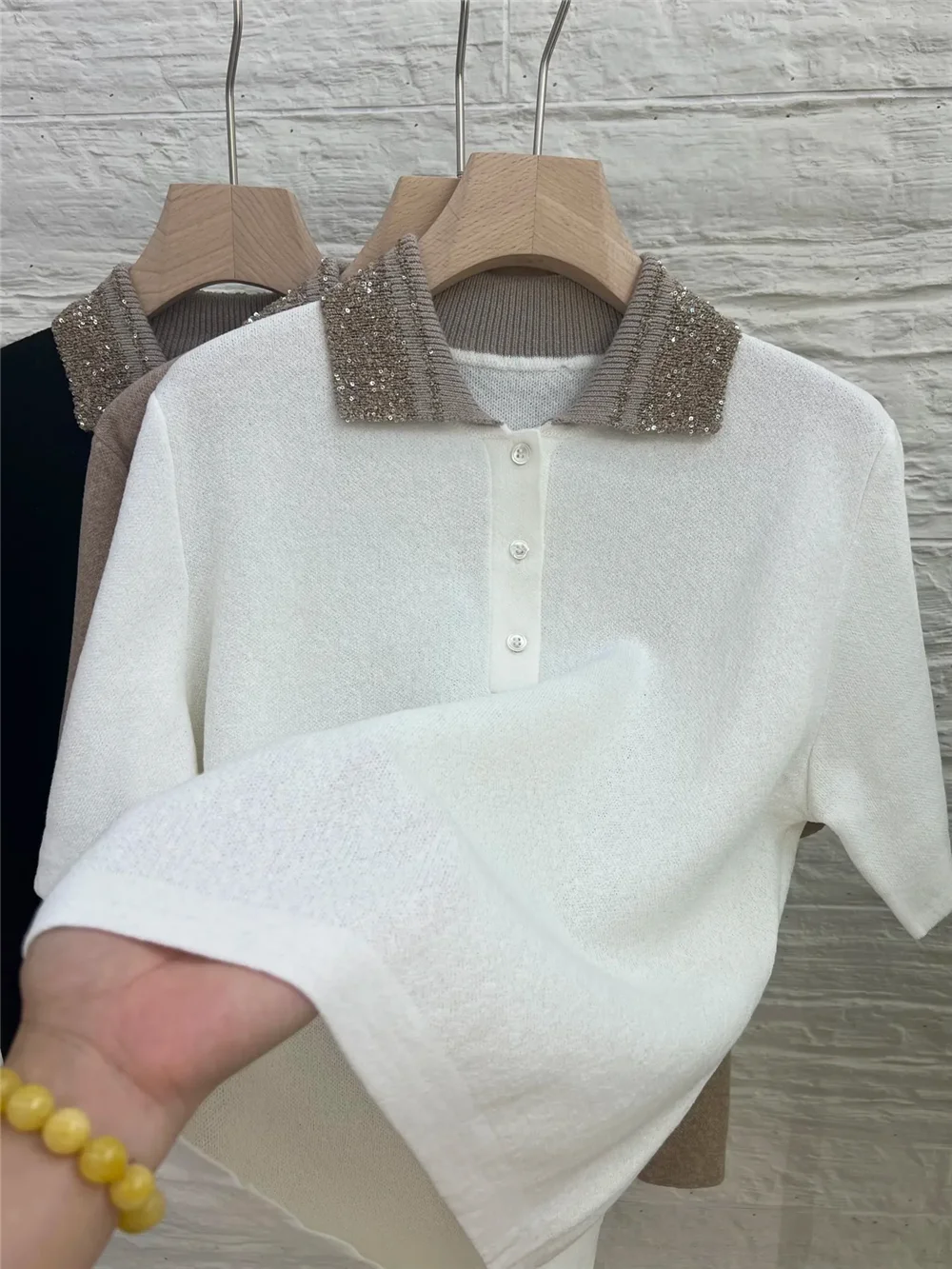 

Женская трикотажная футболка с коротким рукавом и блестящими пайетками