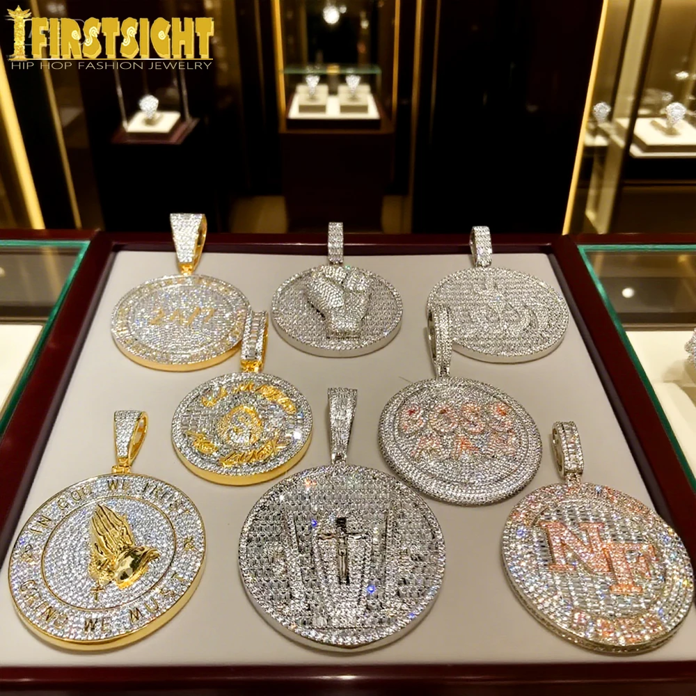 Neue Iced Out Bling Runde Brief Anhänger Halskette Gold Farbe CZ Zirkonia Abzeichen Charme Männer Mode Hip Hop Schmuck