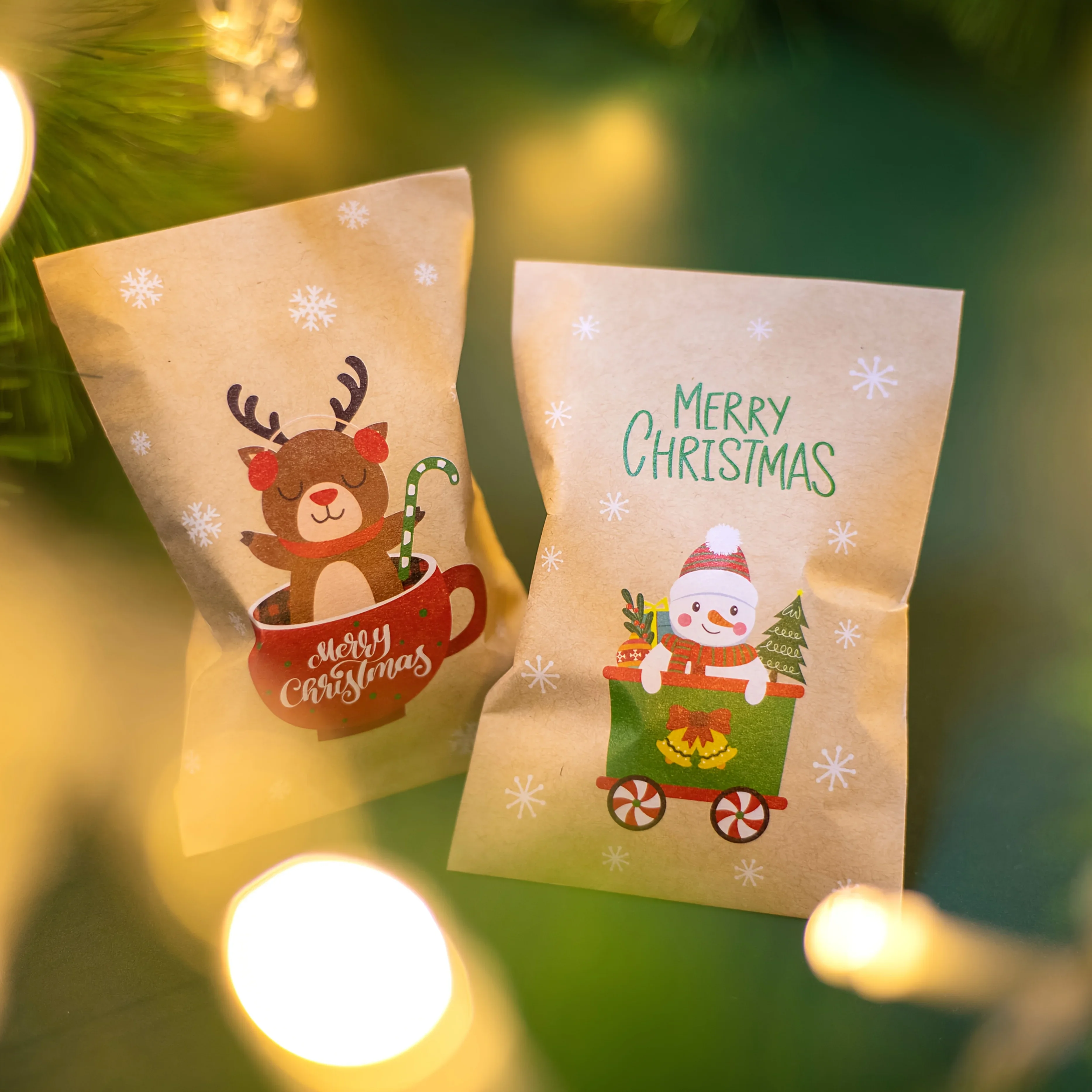 24-sacos-de-presente-de-natal-com-autocolantes--saco-de-papel-kraft-para-decoracao-de-festas--design-de-Arvore-de-natal-com-papai-noel-boneco-de-neve-e-rena