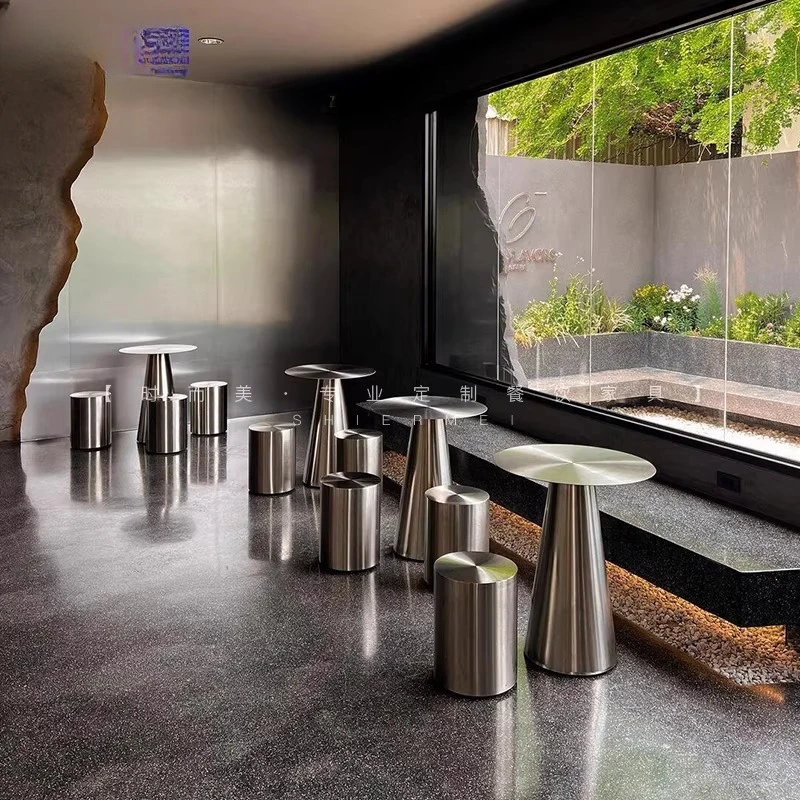 

Комплект столов и стульев в индустриальном стиле для кафе, кофейни, зоны отдыха, бара с напитками, магазина десертов с молочным чаем в стиле интернет-селебрити.